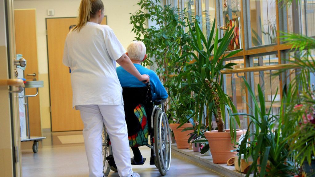  Altenpfleger erhalten eine Prämie von Bund und Land für ihre Arbeit während der Corona-Krise. Allerdings sind die Pflegekräfte in den Krankenhäusern von diesem Bonus ausgeschlossen. Bei den Alb-Fils-Kliniken stößt das auf Unverständnis. 