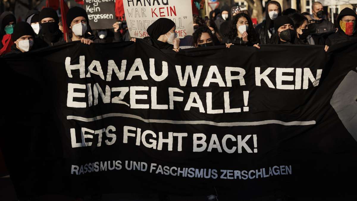 Hanau-Kundgebung in Stuttgart: Hunderte demonstrieren gegen rechten Terror