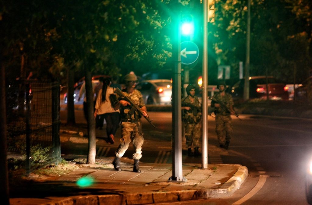 Die Nachrichtenagentur DHA meldete, in der Hauptstadt Ankara habe die Polizei das gesamte Personal zum Dienst gerufen.