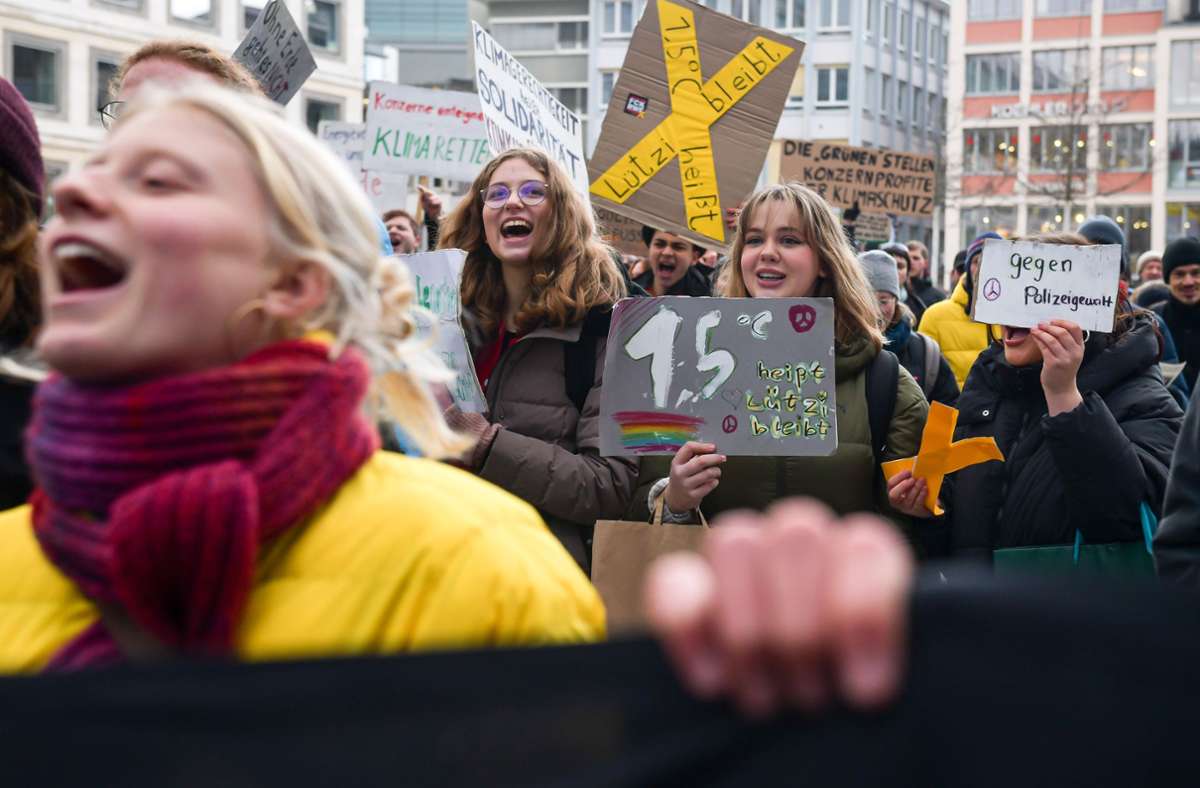 Gut 150 Teilnehmerinnen und Teilnehmer sind bei der Protestaktion auf dem Stuttgarter Marktplatz dabei.