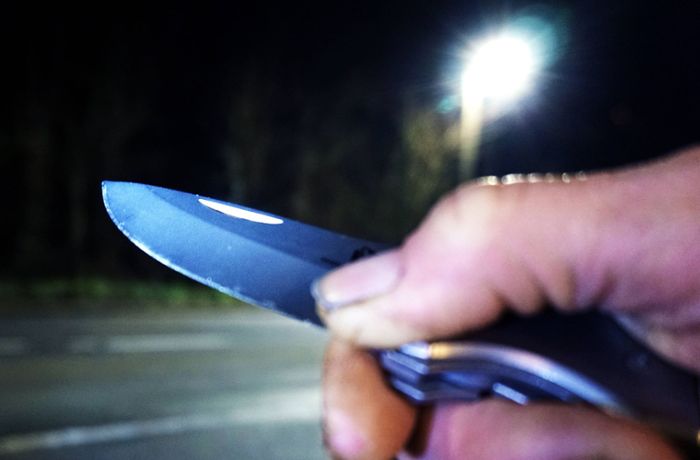 Raub in Stuttgart-Mitte: Unbekannter bedroht 40-Jährigen mit Messer