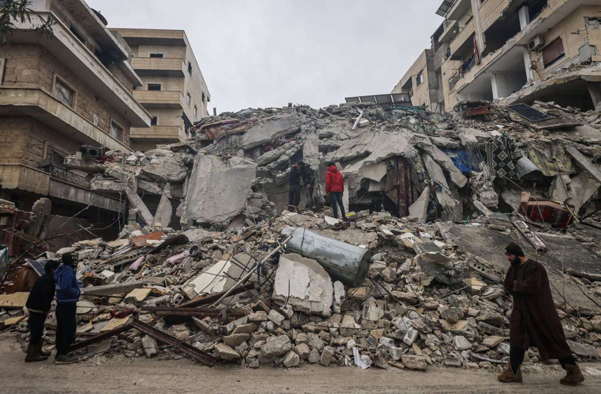 Ganze Wohnhäuser liegen in Trümmern und verschütten Menschen. Hier in der Stadt Idlib in Syrien.