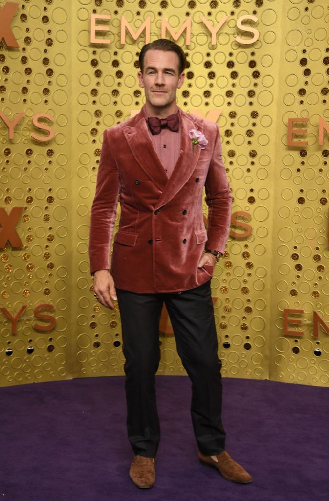 Kam im lachsfarbenen Samt-Jacket, passendem Lachs-Hemd darunter und Fliege zur Verleihung: Schauspieler James Van Der Beek, unter anderem bekannt durch seine Rolle des Dawson Leery in der Serie „Dawson’s Creek“.