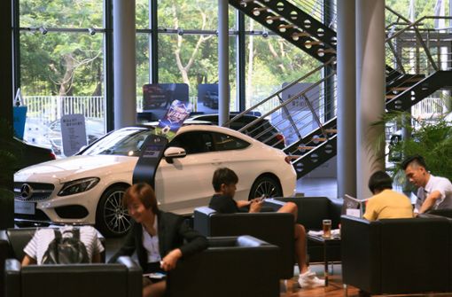 Ein Autohaus von Mercedes in Guangzhou (China): China ist der größte Markt des Stuttgarter Autobauers. Foto: dpa