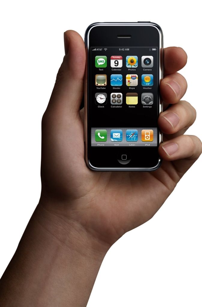 In einer inzwischen legendären Präsentation zum Auftakt der Messe MacWorld am 9. Januar 2007 versprach Apple-Chef Steve Jobs dem Publikum gleich drei Geräte: einen Musikplayer mit Touch-Bedienung, ein revolutionäres Telefon und einen grundlegend neu konzipierten Internet-Kommunikator.