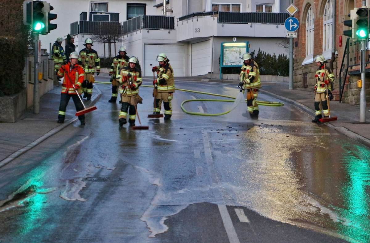 Die Feuerwehr im Einsatz gegen die Zuckerrübenmelasse. Foto: KS-Images.de / Karsten Schmalz/Karsten Schmalz