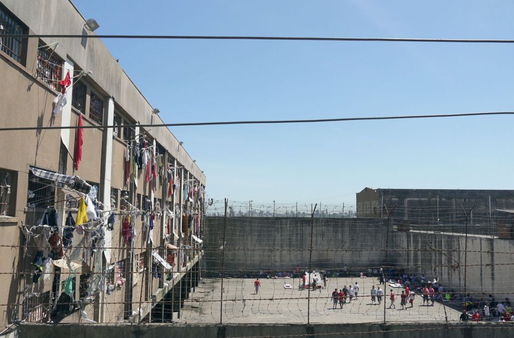2003: Die brasilianischen Gefängnisse gehören zu den schlimmsten in der Welt. 2003 gruben sich 84 Häftlinge einen Weg aus der Haftanstalt in Joao Pessoa im Osten des Landes. Der Fluchttunnel war 40 Meter lang, 1,7 Meter tief und führte jenseits der Gefängnismauern. Die meisten Flüchtigen wurden schnell wieder gefasst.