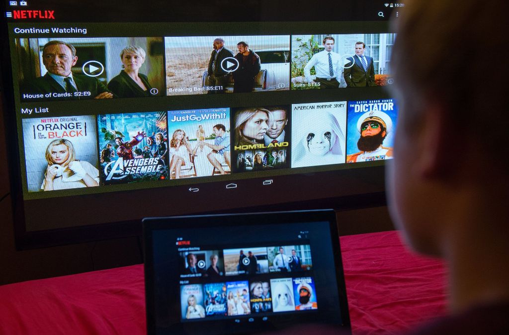 Netflix, Amazon und Maxdome sind beliebte Streaming Anbieter. Regelmäßig können sich Nutzer dort neue Serien und Staffeln anschauen.