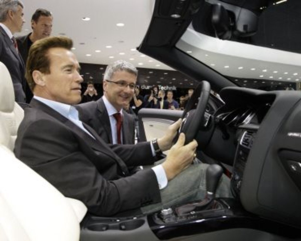 Als Gouverneur von Kalifornien besucht er im März 2009 den Messestand der Audi AG auf dem Automobilsalon in Genf.
