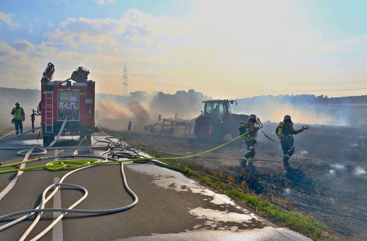 Laut Hemminger Feuerwehr brannten rund 3000 Quadratmeter Getreidefeld.