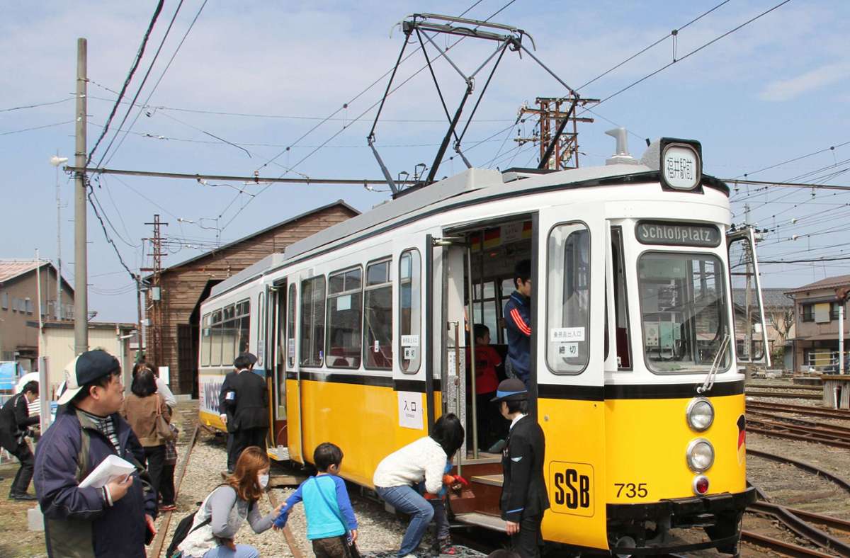 Seit April 2014 fährt die Straßenbahn aus Stuttgart durch Fukui. Im Jahr 1989 war der Zug nach Japan verschifft worden.