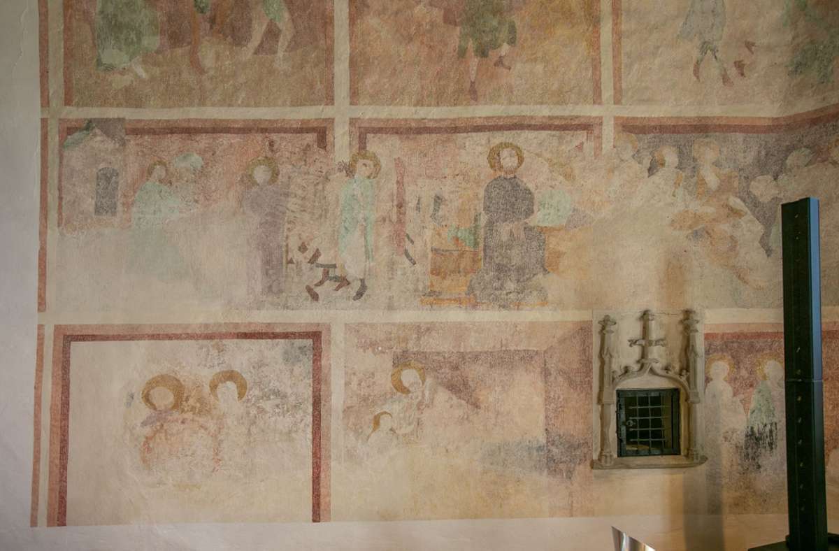 Blick auf die Wandmalereien aus der Spätgotik