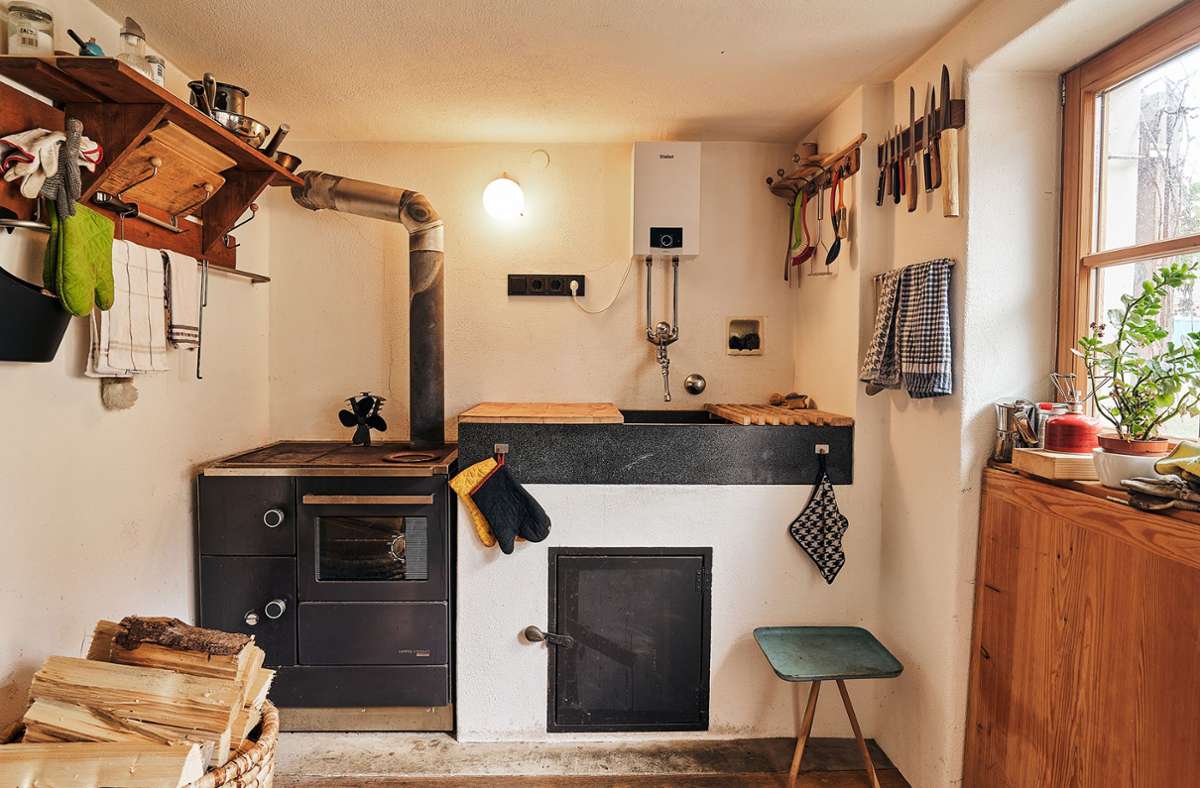 Rustikal und zeitgemäß: Die Küche im Wagnerhaus erhielt ein neues Waschbecken und einen modernen Holzofen, der sorgt auch für Wärme und taugt hervorragend als Kochstelle.