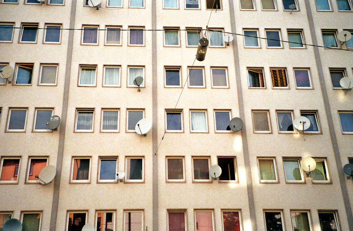 Wie die Leute hinter diesen Fenstern ihre Zeit zuhause verbringen, bleibt ein Geheimnis: „Abgeschottet“ hat unsere Leserin Caterina Barbagallo ihr Bild vom Berliner Platz genannt.