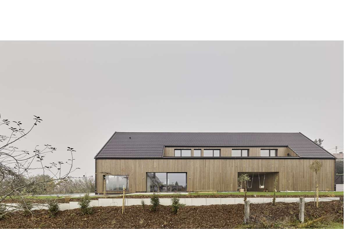 Einfamilienhaus mit überdachtem Hof für eine sechsköpfige Familie in Backnang, entworfen vom Stuttgarter Architekten Thilo Holzer.