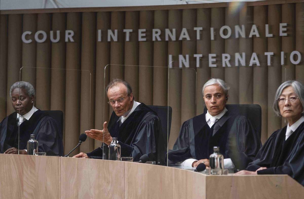 Die Richterinnen und Richter am Internationalen Gerichtshof (von links): Robin Gooch, Edgar Selge, Immculada Fornells Gonzalez, Masumi Fukuchi
