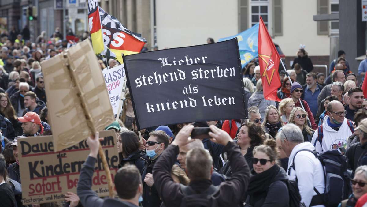 Querdenken-Demo in Stuttgart: Tausende protestieren gegen Corona-Regeln