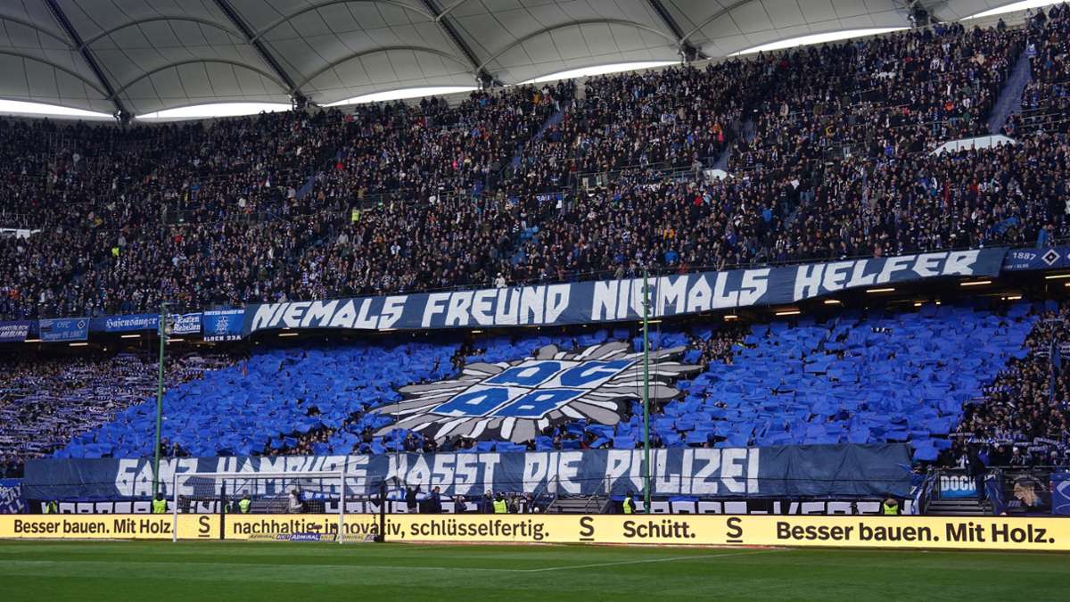 2. Fußball-Bundesliga: HSV distanziert sich von Fan-Choreo gegen Polizei