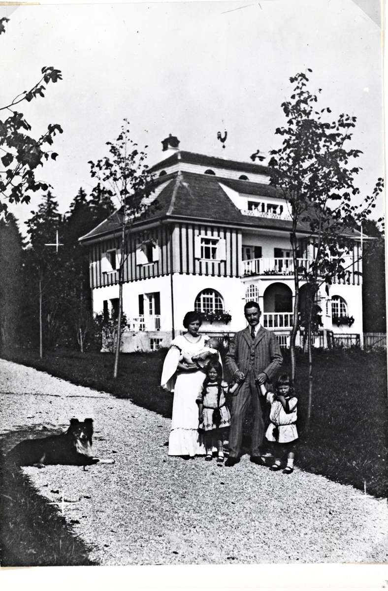 Ehefrau Katia mit Baby Golo, Thomas Mann und die Kinder Erika und Klaus im Jahr 1909 vor dem Landsitz. Auf dem Weg liegt Hund Motz, der Vorgänger von Bauschan.