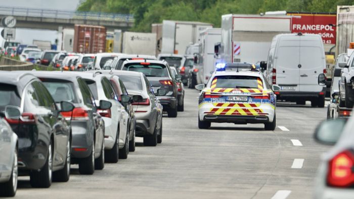 Überfahrenes Handy löst Notruf auf Autobahn aus