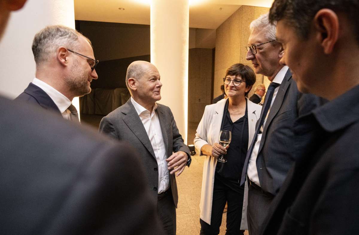 Bundeskanzler Olaf Scholz (SPD) tauscht sich mit Tobias Peter (links), Leiter des Berliner Büros von Stuttgarter Zeitung und Stuttgarter Nachrichten, SPD-Chefin Saskia Esken und StZ-Chefredakteur Joachim Dorfs aus.