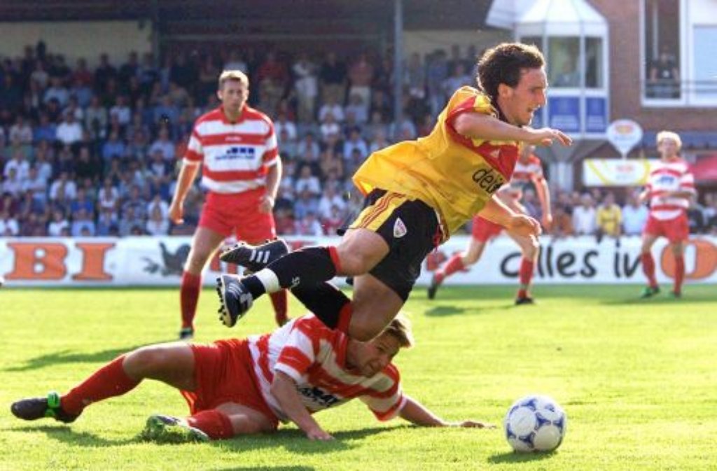 ... des Pokals der Saison 1999/2000 siegte der VfB Stuttgart am 6. August 1999 - es war schon die 2. Runde - beim 1. SC Norderstedt mit 3:0. Roberto Pinto (gelbes Trikot) war 67 Minuten lang mit von der Partie, wurde dann ausgewechselt. Ebenfalls im Norden ...