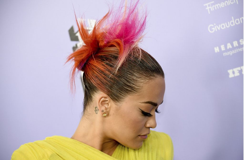 Rita Ora präsentiert ihre farbenfrohen Haarpracht.