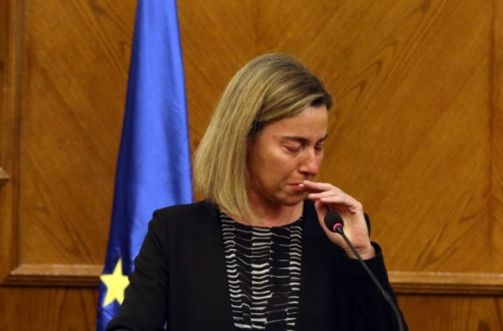 Federica Mogherini, die Hohe Vertreterin der EU für Außen- und Sicherheitspolitik, ist sichtlich betroffen während einer Pressekonferenz.DPA