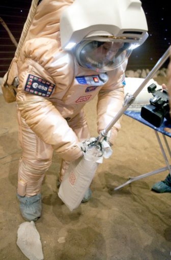 Ein Mitglied des Raumflug-Projekts Mars 500 beim Training des "Außeneinsatzes"