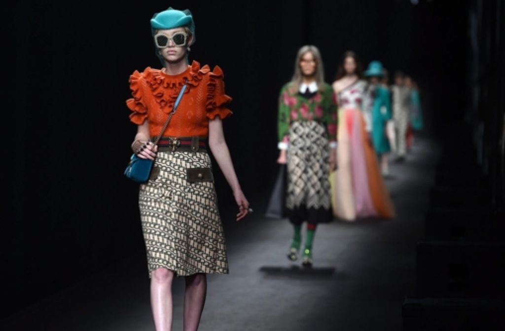 Gucci eröffnet die Fashion Week in Mailand mit nostalgischen Looks.