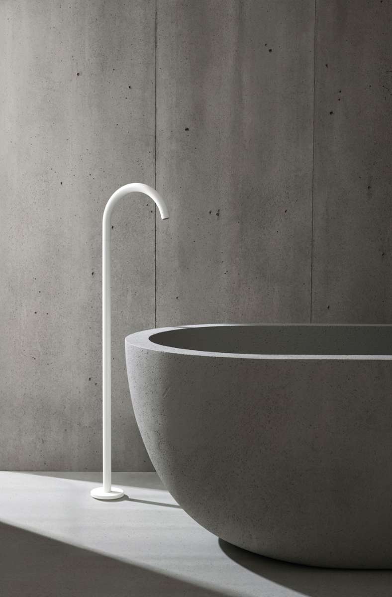 Im Trend: Matt weiße Armatur zur minimalistischen Badewanne von Vola aus Dänemark.