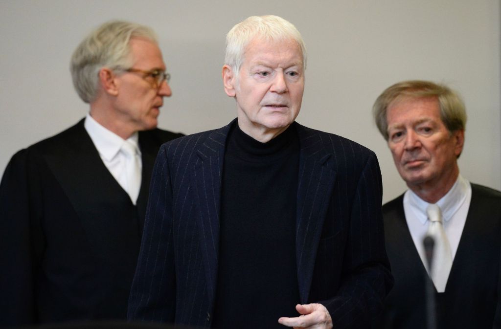 Der ehemalige Drogeriekettenbesitzer Anton Schlecker (Mitte) zu Beginn des Prozesses am Landgericht in Stuttgart