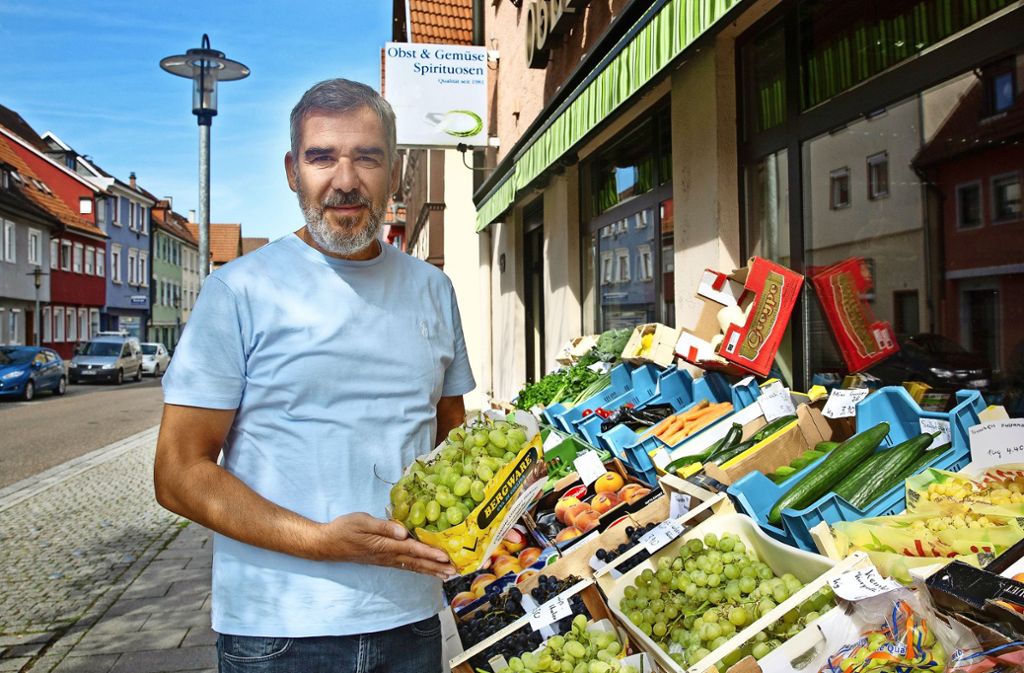 Athanasios Patsiavouridis versorgt in zweiter Generation die Nachbarschaft in der Obertorstraße mit Obst, Gemüse und griechischen Spezialitäten, wie etwa dem eingelegtem Feta seiner Mutter Angeliki.