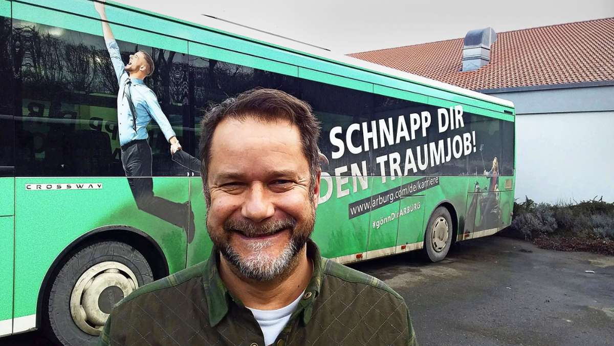  Das Verkehrsministerium von Baden-Württemberg will die Werbung auf den Fenstern von Bussen untersagen – man fühle sich ansonsten „wie in einer Höhle“. Busunternehmer sind empört, ein wichtiges Zubrot falle weg. 