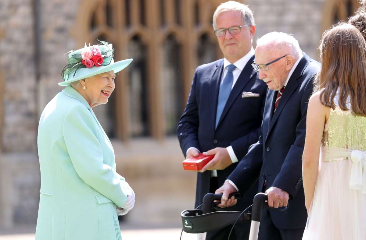 Elizabeth II. spricht mit Sir Tom Moore (r.) und seiner Familie, nachdem sie ihn zum Ritter geschlagen hat.