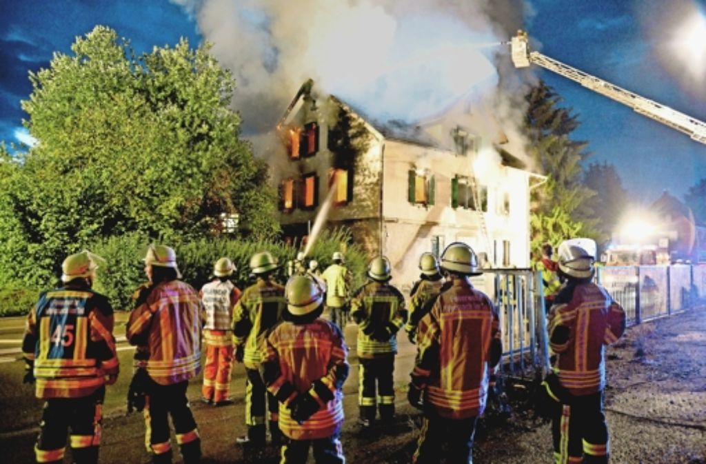 Die Feuerwehr löscht die Flammen. Doch das Haus  ist so stark zerstört, dass es abgerissen werden muss. Foto: dpa