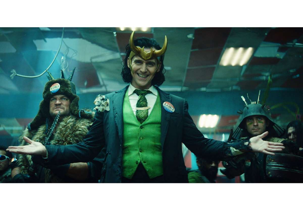 Tom Hiddleston (Mitte) in einer Szene aus der Serie „Loki“, die im Marvel-Superhelden-Universum spielt.