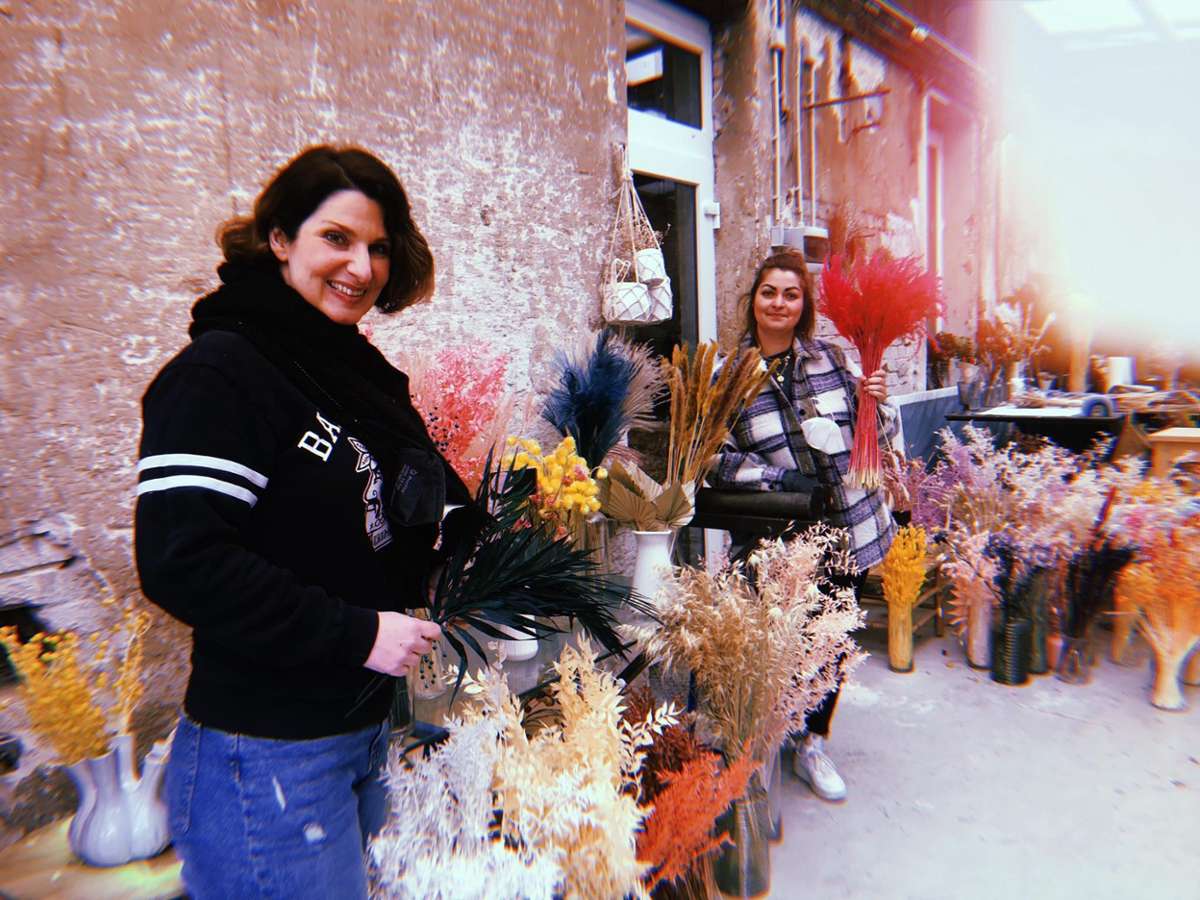 Coco Seizer und Maleika haben als Driedflowers-Expertinnen in ihrem Cocorner Shop natürlich eine bunte Auswahl an Trockenblumen im Angebot...