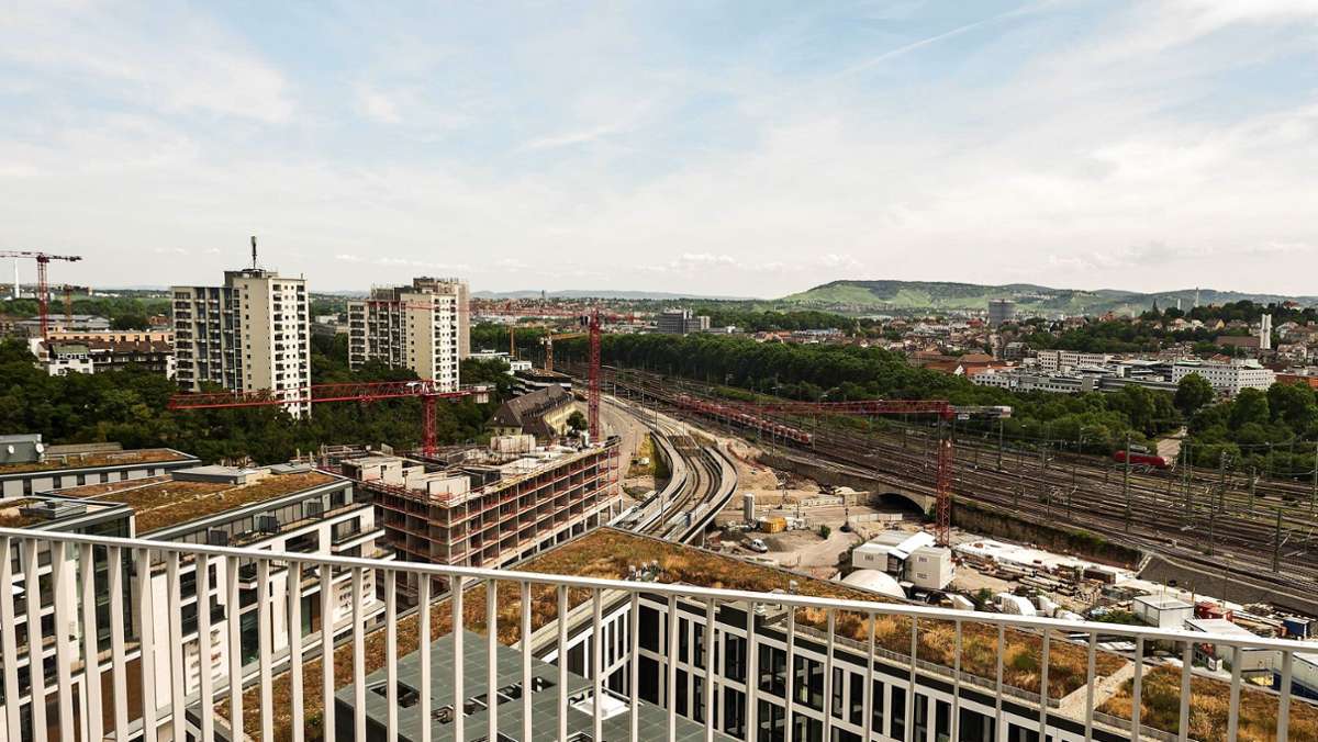  Teure Mieten, unbezahlbare Bauplätze: Die Wohnungsnot wird sich in der Region Stuttgart weiter zuspitzen, weil die geburtenstarken Jahrgänge bald in Rente gehen – und die von außen nachrückenden Fachkräfte zusätzlichen Platz benötigen. Gibt es einen Ausweg? 