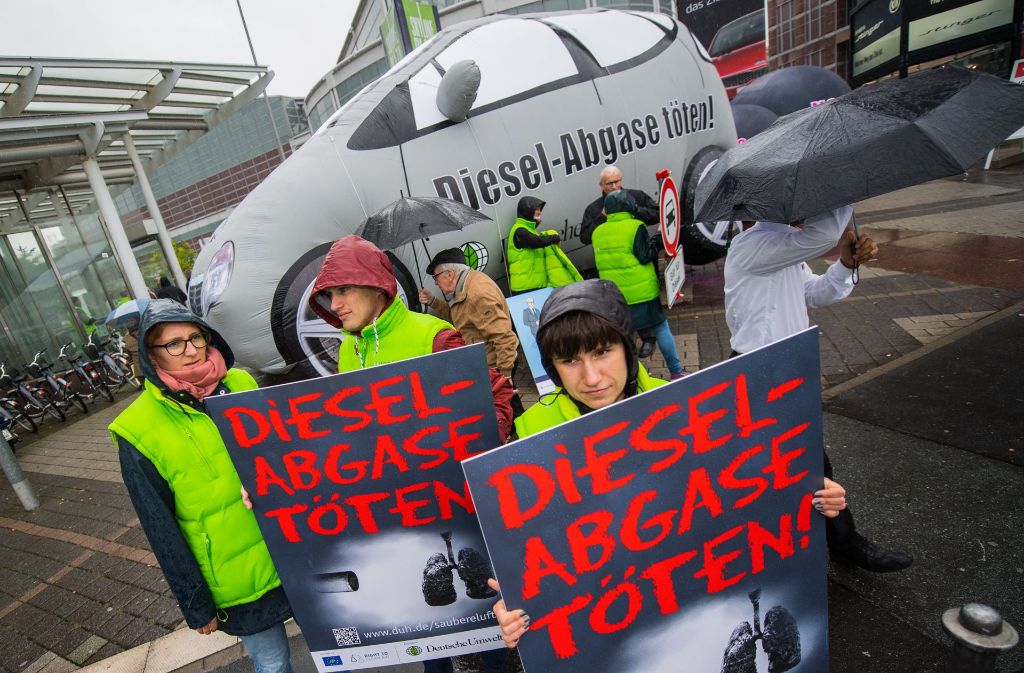Vor den Toren der IAA in Frankfurt gab es auch Proteste. Mitglieder der Deutschen Umwelthilfe hielten Plakaten mit der Aufschrift „Diesel-Abgase töten!“ vor einer übergroßen PKW-Attrappe.