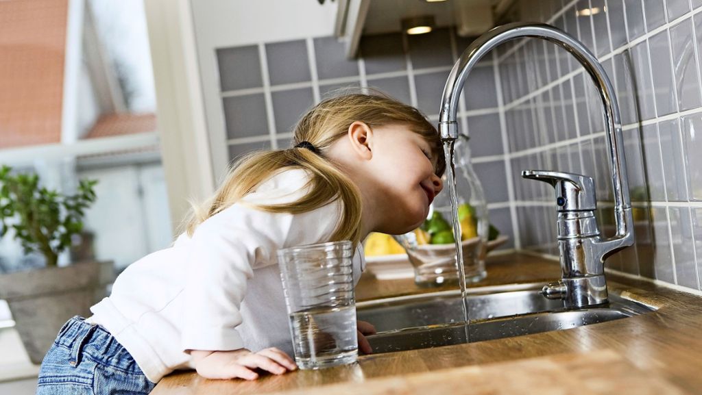 Bakterien aus der Leitung: Wie sicher ist unser Trinkwasser?