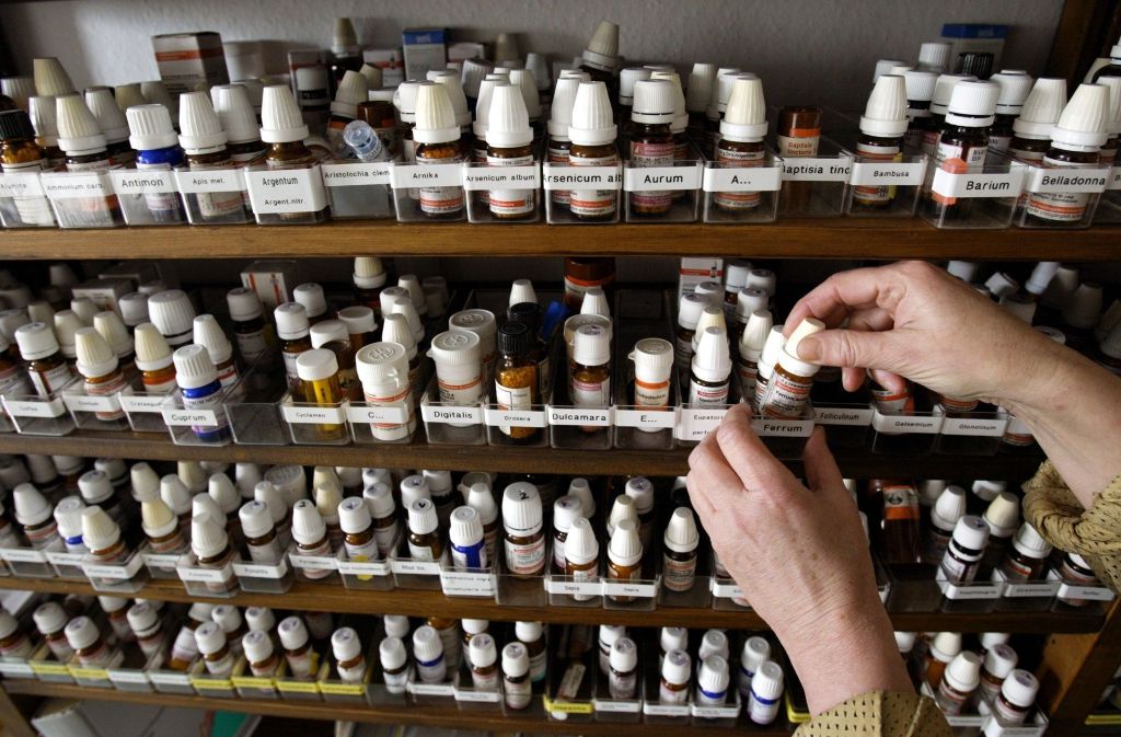 Alles nur Placebo? Blick in einen Schrank mit homöopathischen Präparaten in der Praxis einer Heilpraktikerin Foto: dpa