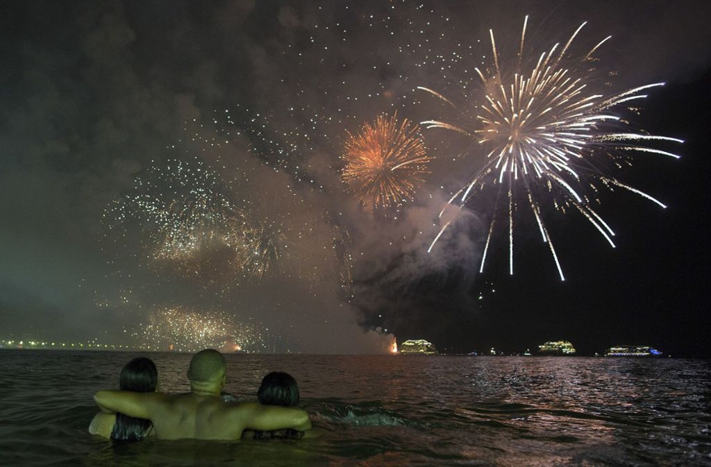In Rio de Janeiro beobachten die Menschen das Feuerwerk vom Meer aus.