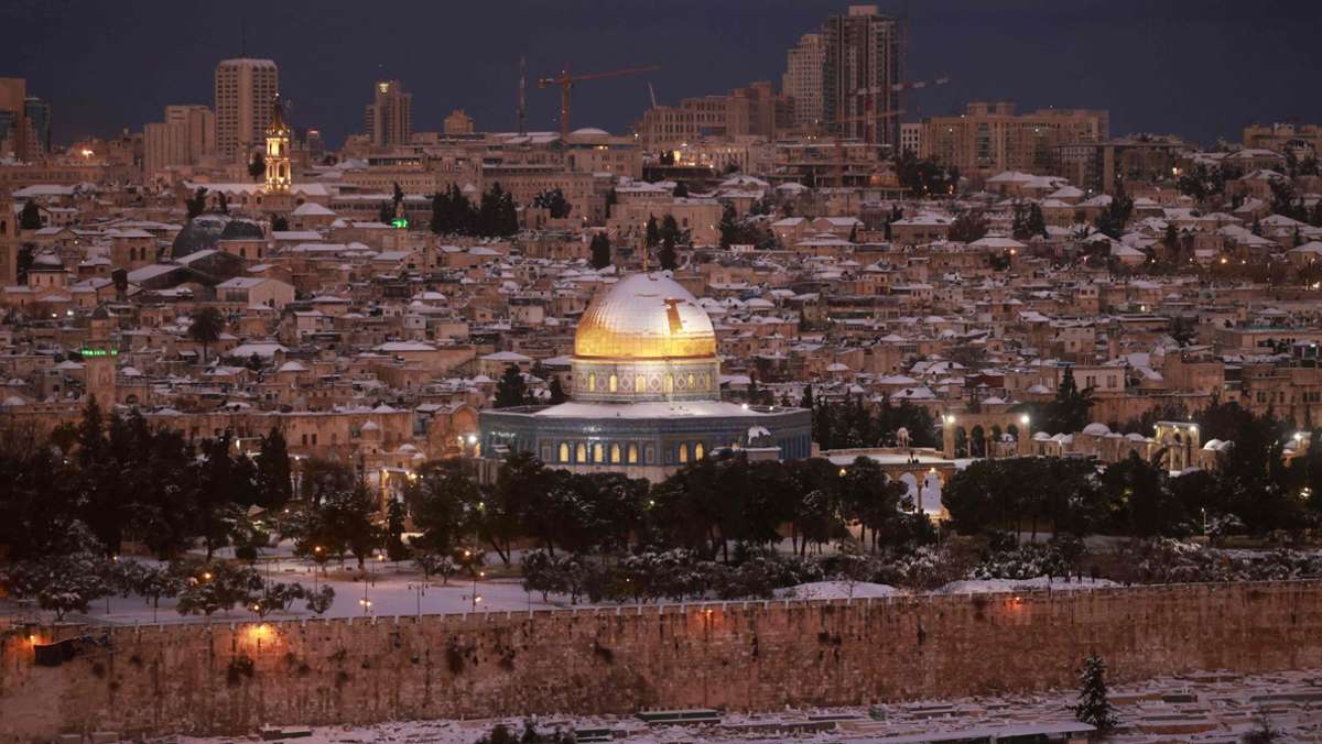  Der Wintersturm Elpis hat in Jerusalem für seltene Bilder von weißen Dächern über der Altstadt mit dem Tempelberg und der Klagemauer gesorgt. 