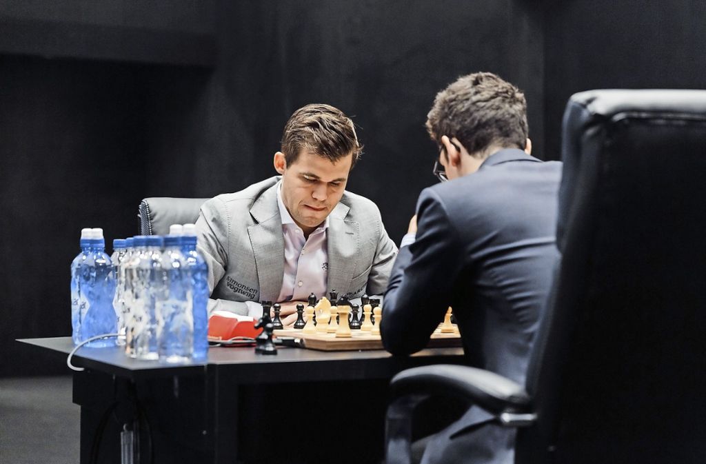 Magnus Carlsen (links) und Fabiano Caruna gehen am Mittwoch in den entscheidenden Tiebrak. Foto: dpa