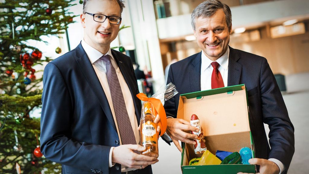 Wichteln im Landtag: Schwarz und Rülke beschenken sich