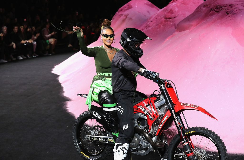 Die Sängerin Rihanna fuhr auf einem Motorrad.