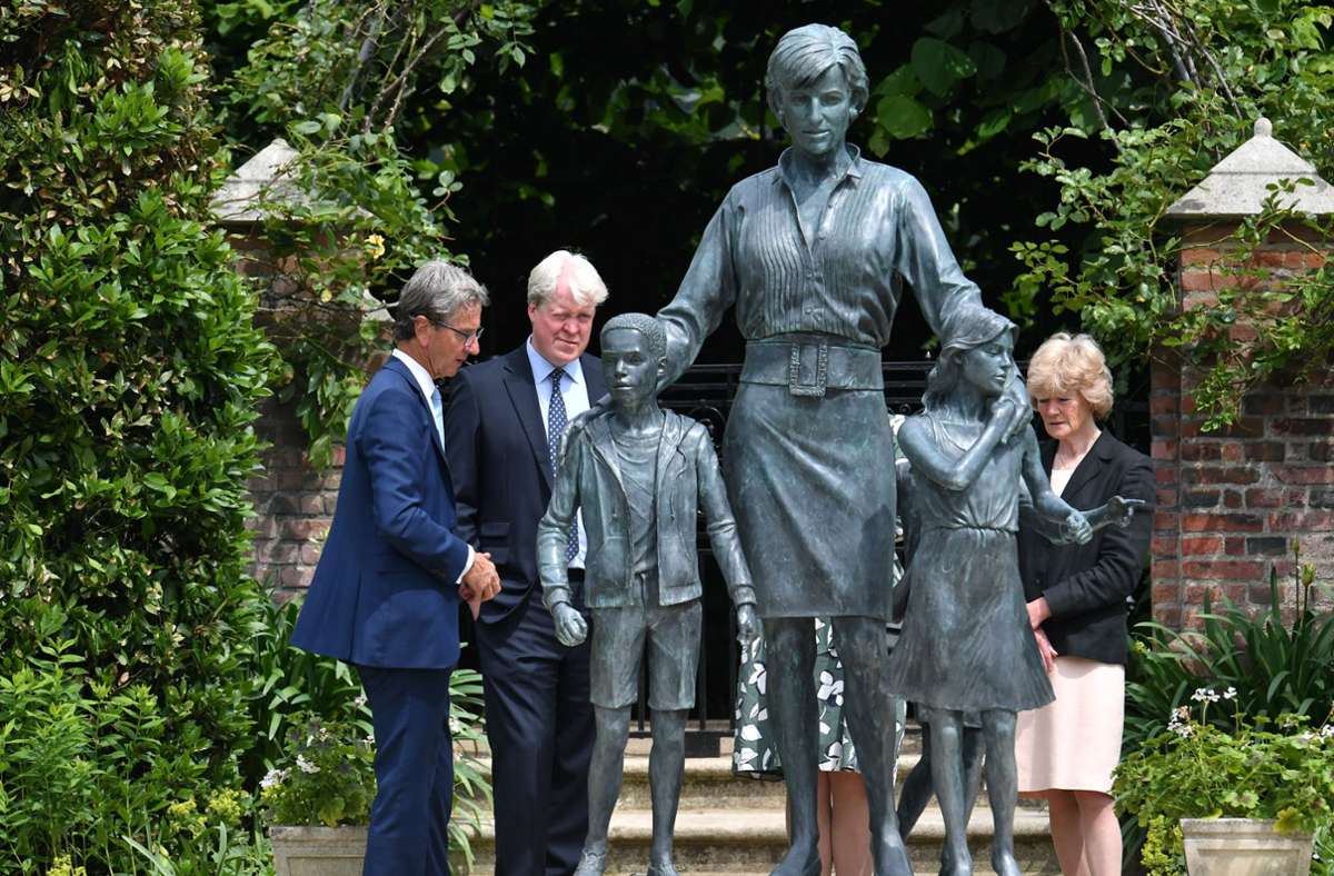 Nur wenige auserwählte Gäste waren bei der Zeronomie dabei: So zum Beispiel Dianas jüngerer Bruder Charles und ihre Schwester Lady Sarah McCorquodal. Ebenso zu sehen auf dem Bild ist der Schöpfer der Statue, der Bildhauer Ian Rank-Broadley.