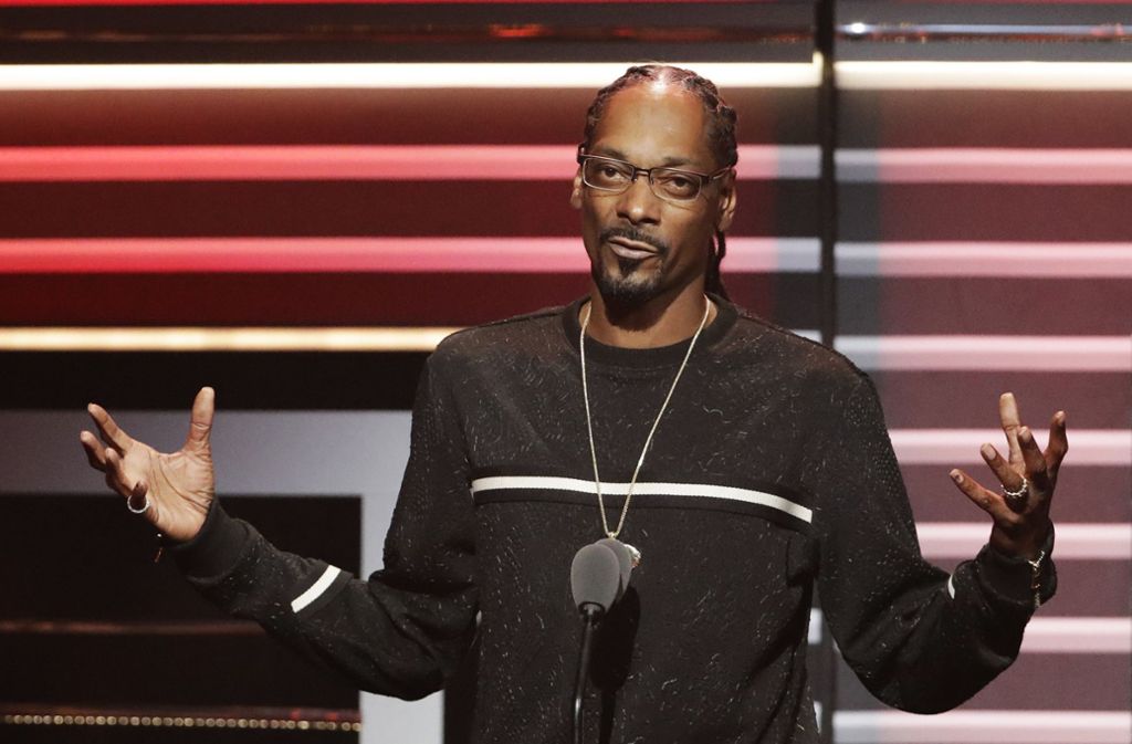 Was Rapper Snoop Dogg über Donald Trump denkt, zeigt er in seinem Musikvideo zum Song „Lavender“. Darin schießt er auf einen als Clown geschminkten Mann, der mit orangfarbener Haut, Föhnfrisur und schickem Anzug Trump verdächtig ähnelt.