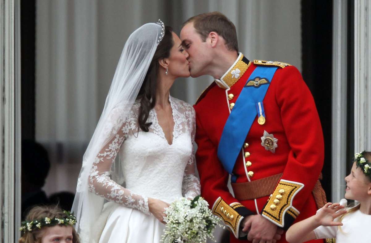 Ein Kuss ist nicht nur ein Kuss: am 29. April 2011 heiraten der britische Thronfolger Prinz William und die Bürgerliche Catherine Middleton in Westminster Abbey in London. Der anschließende Kuss auf dem Balkon des Buckingham Palasts war von den Royal Fans heiß und innig ersehnt worden.